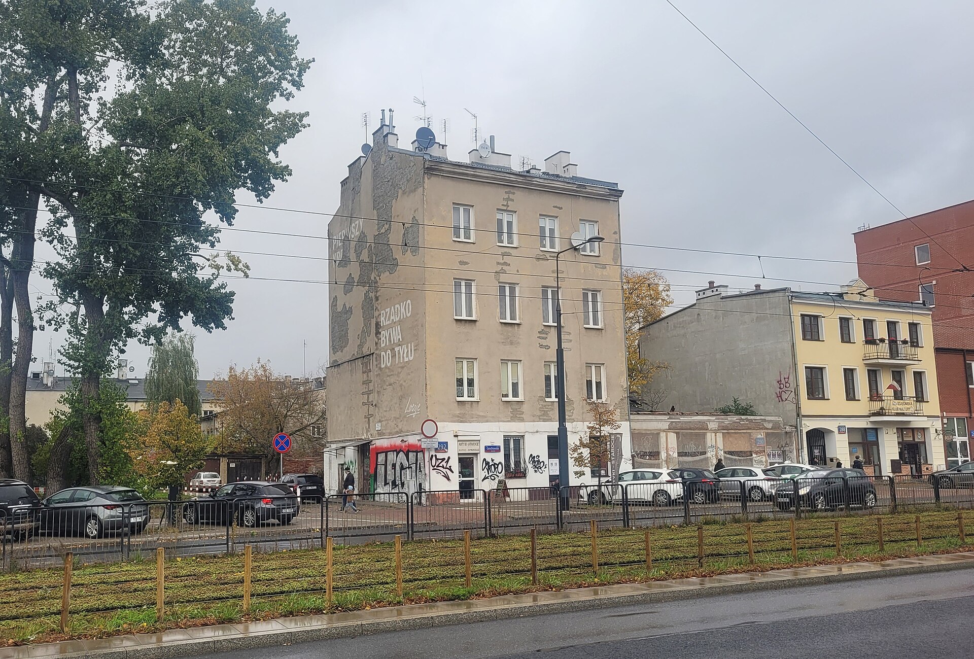 Kamienica przy Grochowskiej 292 z muralem na ścianie szczytowej i szyldem Antyki starocie na parterze